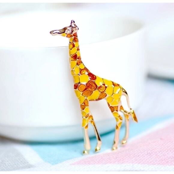 Giraffe Pin Brooch Enamel Painted Gold Alloy Animal Jungle - Picture 1 of 3